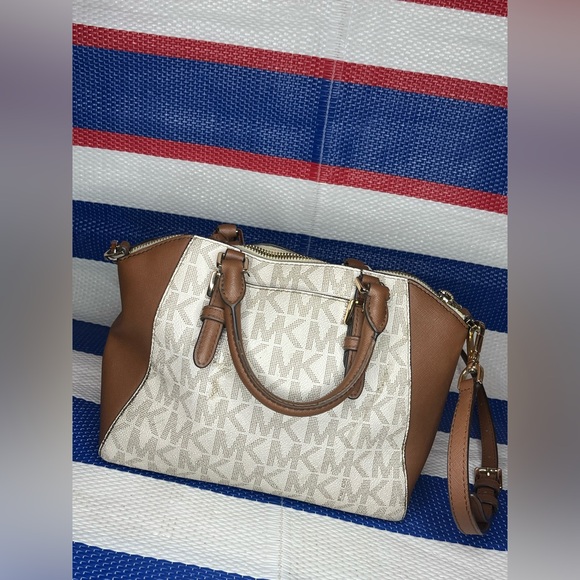 🎉Michael Kors Ciara Vanilla Acorn Convertible Signature Monogram Messenger Bag - Picture 11 of 15